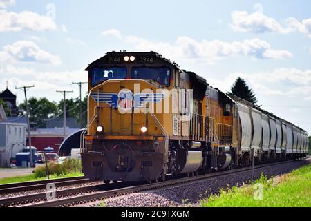 Maple Park, Illinois, USA. Ein Paar Lokomotiven fahren einen lokalen Güterzug der Union Pacific nach Osten von DeKalb in Richtung Chicago. Stockfoto