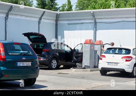 Madrid, Spanien - 18. Juli 2020: Am Sonntagmittag waschen die Leute ihr Auto mit Druckwaschung. Stockfoto