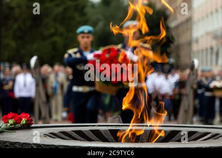 Rjasan, Russland. 2. August 2020 Luftgeborene Kadetten (Blauen Berets) der Margelov Rjasan Guards höhere Luftbefehlsschule besuchen eine Blumenlegeböde an einem Denkmal für Rjasan Bürger, die in lokalen militärischen Konflikten am Tag der Fallschirmjäger getötet wurden. Russlands Luftlandetruppen feiern ihren professionellen Feiertag am Tag des Propheten Elia, ihres Schutzpatrons Stockfoto