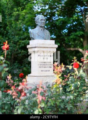 Madrid, Spanien - 16. Juni 2020: Statue zum Gedenken an den Dichter aus Venezuela Andres Eloy Blanco im Retiro Park in Madrid, Spanien. Stockfoto