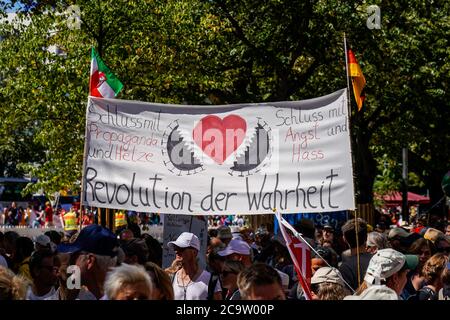 01.08.2020, Berlin, Eindruck der sogenannten Lockdown-großen Demo, für die der Veranstalter, die Querdenker-Bewegung (lateral thinking 711) aus Stuttgart 500,000 Personen registriert hat. Es kam jedoch weniger. Diese Hygiene-Demo hat Unterstützer aus verschiedenen Lagern und findet unter dem Motto "das Ende der Pandemie - der Tag der Freiheit" statt. Sie umfasste auch Reichsburger, Impfgegner und alle möglichen anderen Verschwörungstheoretiker, die gegen die laufenden Koronamaßnahmen protestierten. Im Bild: Zahlreiche, eng verwandte Demonstranten mit einem Transparent und der Aufschrift: 'Stopaganda und A Stockfoto