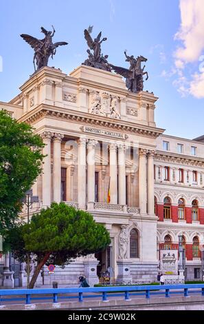 Madrid, Spanien - 4. Juni 2020: Sitz des spanischen Ministeriums für Landwirtschaft, Fischerei und Ernährung. Das Gebäude wurde 1893 von den Archi entworfen Stockfoto