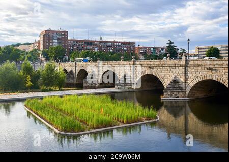 Madrid, Spanien - 8. Juni 2020: Segovia-Brücke über den Manzanares-Fluss. Es ist von Gärten umgeben, um seinen Lebensraum zu schützen und die Qualität zu verbessern Stockfoto