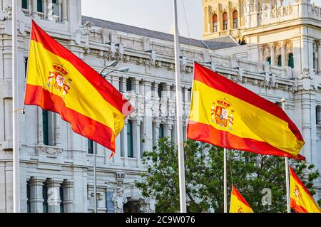 Madrid, Spanien - 25. Mai 2020: In Spanien fliegen die Flaggen am Halbmast, als Zeichen der Trauer um die von Covid-19 Getöteten Stockfoto