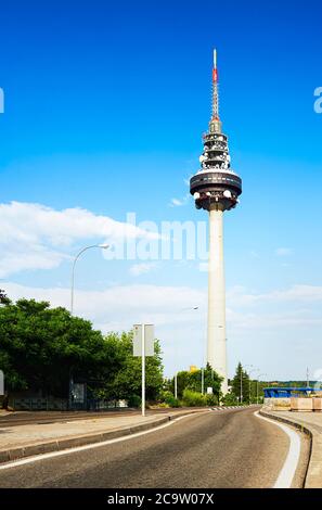 Madrid, Spanien – 5. Juni 2020: Torrespana (1982) ist 231 Meter hoch (757.87 Fuß). Es ist der Fernsehturm, der in Madrid Spanien ist. Es ist auch bekannt, ein Stockfoto