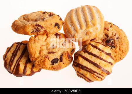 Sortiment von Keksen isoliert auf weißem Hintergrund. Verschiedene Arten von Cookies für Valentinstag, Weihnachten und andere Feiern Stockfoto