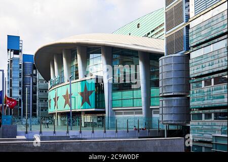 Madrid, España - 3. Juni 2020: Seitenansicht des WiZink Sportpalastes in der Regionalgemeinde Madrid. High-Tech-Stil, gebaut zwischen 2002 und 2005. Stockfoto