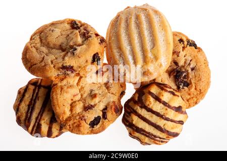 Sortiment von Keksen isoliert auf weißem Hintergrund. Verschiedene Arten von Cookies für Valentinstag, Weihnachten und andere Feiern Stockfoto
