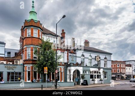 WIMBLEDON, LONDON/UK - 1. AUGUST 2020 : Dog and Fox Public House in Wimbledon London am 1. August. Nicht identifizierte Personen Stockfoto