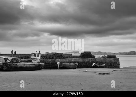 Beadnell Harbour, Northumberland, England, Großbritannien: Trüber, trüber Tag und Ebbe. Schwarz-Weiß-Version Stockfoto