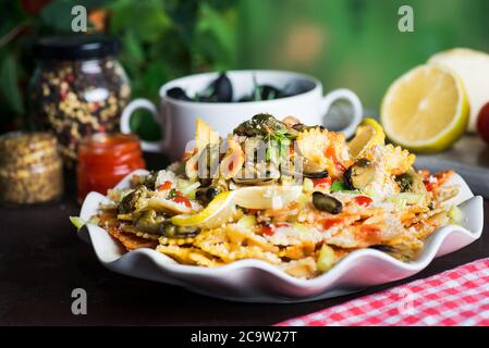 Meeresfrüchte-Pasta mit Muscheln und Parmesankäse auf einem Teller in der Nähe Stockfoto