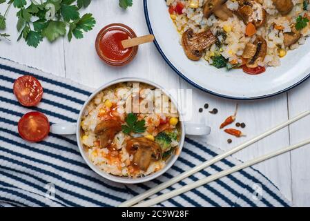 Hausgemachtes vegetarisches Risotto mit Pilzen und Gemüse auf einem Teller Stockfoto