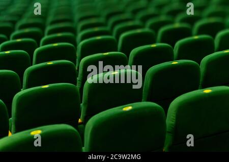 Grüne, weiche Samtstühle im Konzertsaal des Theaters. Textur Hintergrund für Design. Stockfoto