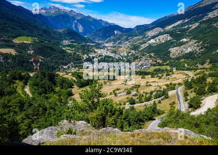 Ein Blick hinunter nach Avrieux und Modane, im Maurienne-Tal, Frankreich Stockfoto