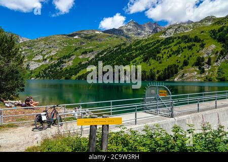 Fischer und Fahrrad, See, Stausee, am Plan d'Amont, oberhalb Aussois, Vanoise Nationalpark, Frankreich Stockfoto