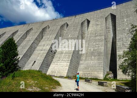 Der riesige Betondamm am Plan d'Amont, oberhalb von Aussois, Vanoise Nationalpark, Frankreich Stockfoto