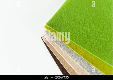Ein Satz von Filzstoffen. Legen Sie sich auf einen hellen Hintergrund Draufsicht Stockfoto