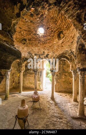 Das Innere eines historischen Bades. Banys arabs in Palma de Mallorca. Stockfoto