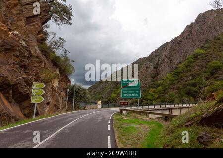 LU 903 Straße in der Grenze von Lugo nach Ourense Provinz, Rio Sil, Lugo Provinz, Galicien, Spanien Stockfoto