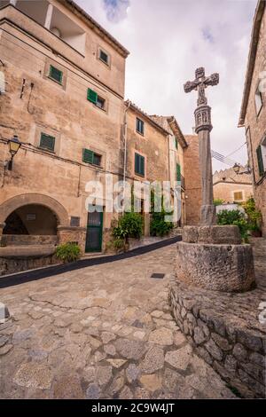 Valldemossa schöne Straßen mit Blumentöpfen und bunten Blumen dekoriert Stockfoto