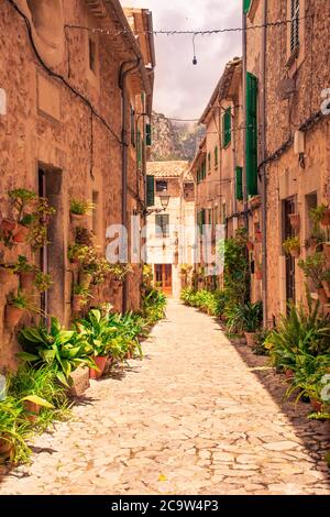 Valldemossa schöne Straßen mit Blumentöpfen und bunten Blumen dekoriert Stockfoto