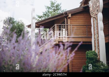 Neues amerikanisches Traumhaus mit wunderschönen Bergen im Hintergrund. Stockfoto