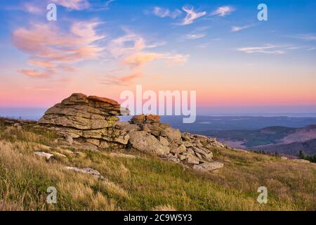 Sonnenuntergang im Harz am Brocken, Nationalpark Harz, Sachsen-Anhalt, Deutschland. Sagenumwobene Felsformationen: Teufelskanzel und Hexenaltar. Stockfoto