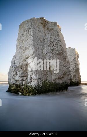 Ein paar Sekunden des Wassers, das um die Säule herum läuft. Botany Bay, Großbritannien Stockfoto