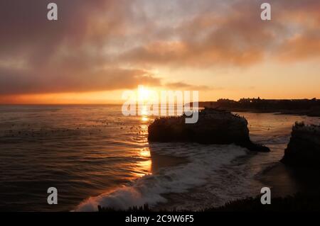 Sonnenuntergang über Natural Bridges State Beach Stockfoto