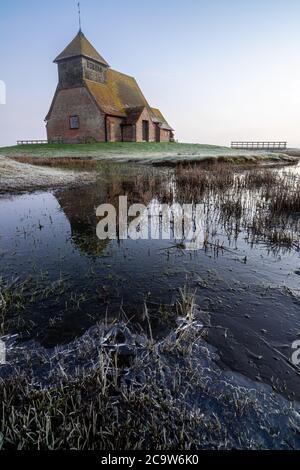 St. Thomas à Becket Kirche in Fairfield bei Sonnenaufgang vor dem Nebel. Stockfoto