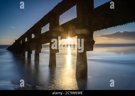 Wellenbrecher lange Belichtung bei Sonnenuntergang bei Durys Gap. Stockfoto