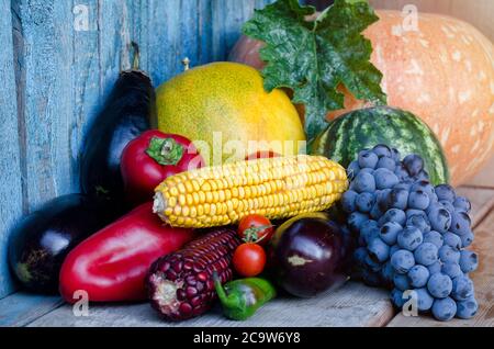 Stillleben von Herbstgemüse: Paprika, Wassermelone, Trauben, Melone, Mais, Auberginen Stockfoto