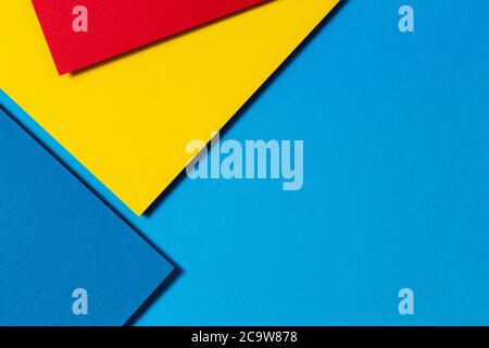 Abstrakte Farbpapiere Geometrie flach Lay Komposition Hintergrund mit blauen, gelben und roten Farbtönen Stockfoto