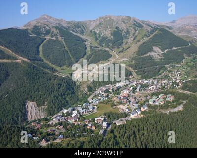 LUFTAUFNAHME. Bergort Auron mit Blick auf die Skipiste im Sommer. Alpes-Maritimes, Frankreich. Stockfoto