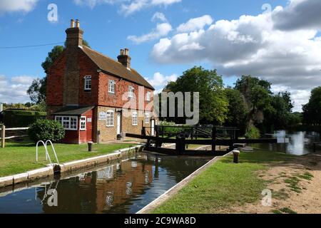 Die Schleusenwärterhütte in Stoke Lock im Fluss Wey, Guildford Surrey Stockfoto