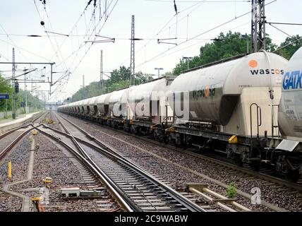 Ludwigsfelde, Deutschland. Juli 2020. Ein Güterzug mit Kesselwagen hält am Bahnhof Ludwigsfelde und wartet auf die Freigabe der Strecke. Quelle: Soeren Stache/dpa-Zentralbild/ZB/dpa/Alamy Live News Stockfoto