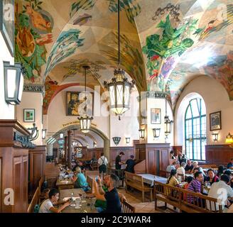 Interieur, Hofbräuhaus, München, Deutschland. Das Hofbräuhaus am Platzl ist eine Bierhalle in München, die ursprünglich 1589 von einem bayerischen Herzog erbaut wurde. Stockfoto