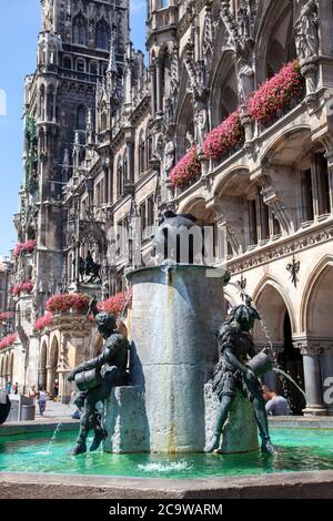 Der Fischbrunnen ist ein Brunnen im Münchner Marienplatz, dessen Geschichte bis ins Mittelalter zurückverfolgt werden kann. Stockfoto