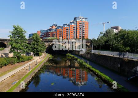 Reflections of City Island Apartments in Leeds City Centre Stockfoto