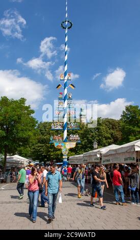 Maibaum, Viktualienmarkt, München, Bayern, Deutschland. Figuren stellen die verschiedenen Lebensmittel-Handwerk in diesem ehrwürdigen, Gourmet, Open-Air-Markt. Stockfoto