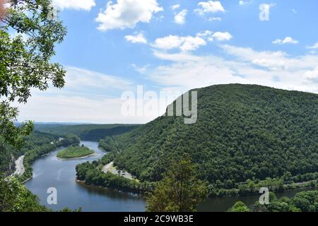 Blick vom Mount Tammany auf einen Berg und einen Fluss Stockfoto