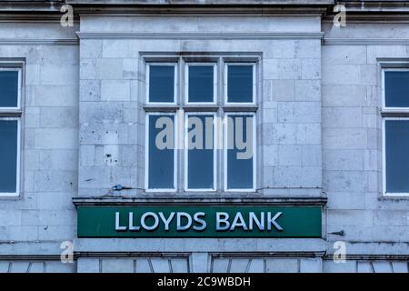 Das Schild über einer Lloyds Bank in einer englischen Hauptstraße Stockfoto