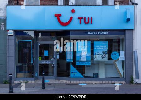 Ein geschlossener TUI-Reisebüro-Shop in einer Hauptstraße Viele dieser Geschäfte haben wegen Covid-19 geschlossen Oder Coronavirus Stockfoto