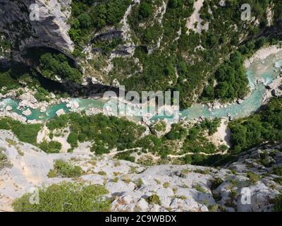 LUFTAUFNAHME mit einem 6-Meter-Mast, der horizontal gehalten wird, um unerwünschten Vordergrund zu entfernen. Der Verdon River im Couloir Samson. La Palud-sur-Verdon, Frankreich. Stockfoto