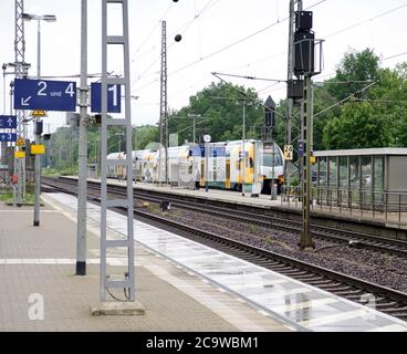 Ludwigsfelde, Deutschland. Juli 2020. Ein Regionalexpress RE4 nach Rathenow wartet auf die Abfahrt am Bahnsteig 4 des Bahnhofs Ludwigsfelde. Quelle: Soeren Stache/dpa-Zentralbild/ZB/dpa/Alamy Live News Stockfoto