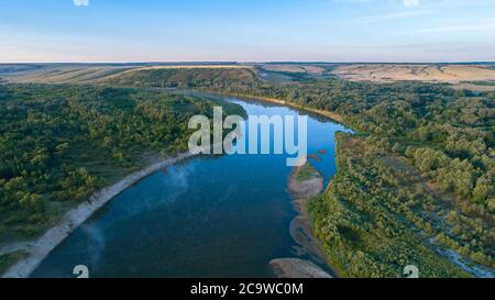 sonnenaufgang auf dem Don Fluss, Luftaufnahme des Morgennebels bei Sonnenaufgang, Morgennebel auf dem Fluss, Luftaufnahme des mystischen Flusses bei Sonnenaufgang mit Nebel Stockfoto