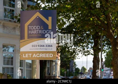 Ein Let vereinbart Zeichen außerhalb eines Hauses mit dem Logo von Todd und Hartridge Immobilienmakler auf Stockfoto