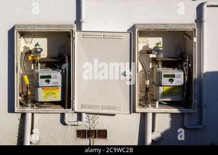 Zahlen Sie, wie Sie gehen Gaszähler auf der Seite der Häuser verwendet, um aufzutanken Gas über einen Schlüssel Stockfoto