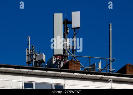 Mobilfunkmasten für 4G oder 5G auf einem Wohngebäude Stockfoto