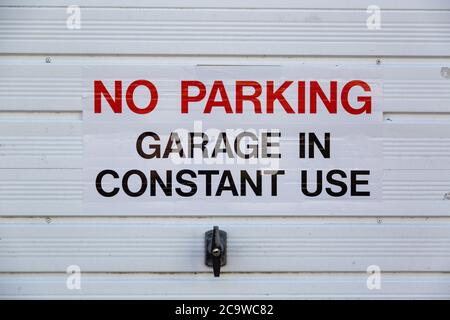 Ein Schild auf der Vorderseite einer privaten Garage mit der Aufschrift kein Parkhaus in ständiger Nutzung Stockfoto